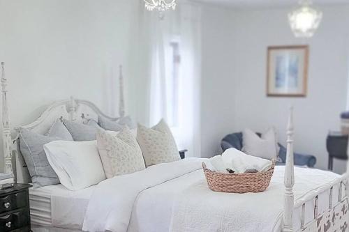 Waterford Casa | Luxury Farmhouse with Hot Tub on Vineyard
