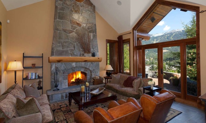 Blueberry Hill Chalet De Esquí | Luxury Five Bedroom Chalet with views of Blackcomb Mountain & Whistler