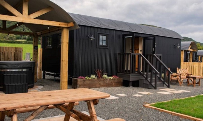 Glenariff Cabina | Luxury Five Person Shepherd Hut