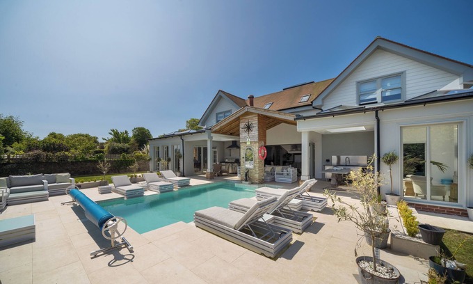 Bembridge Casa | Luxury Five Star, Hampton House With Heated Pool sleeps 13 in 6 double bedrooms