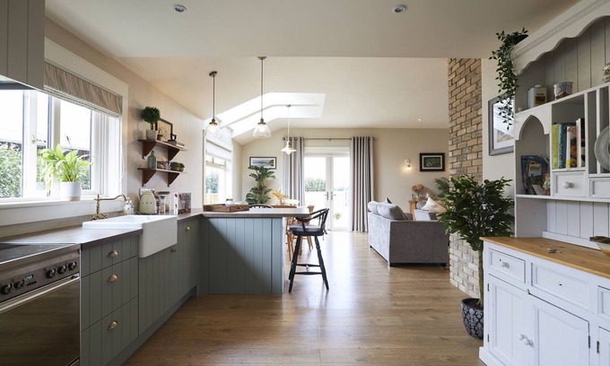 Ogonnelloe Cabina | Luxury five star self catering lodge overlooking the beautiful Lough Derg.