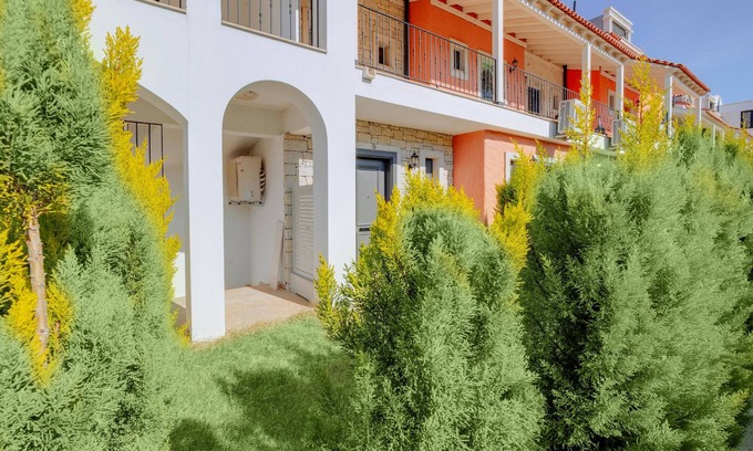 Alacati Apartamento | Luxury Flat w Balcony and Shared Pool in Alacati
