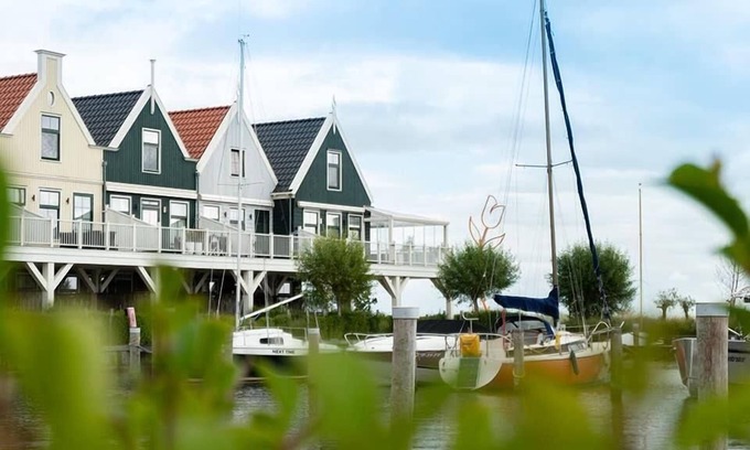 Uitdam Casa | Luxury flat with 3 bedrooms, 3 bathrooms and glass veranda