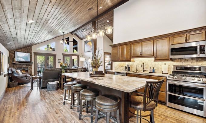 West Glacier Casa | Forest Retreat for families with Hot Tub, Deck & Firepits – 2 miles to Glacier