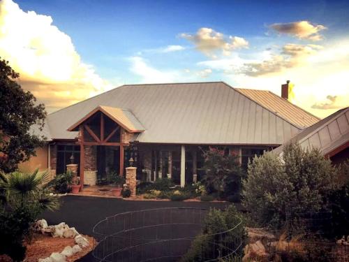 New Braunfels Casa | Luxury Four-Bedroom Cabin Rental with a Fireplace in New Braunfels, Texas