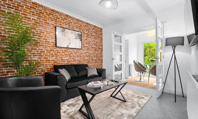 Great Barr Casa | Luxury Four Bedroom House - Garden - Parking - Great Barr