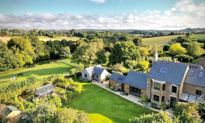 Whichford Casa | Luxury four bedroom family cottage