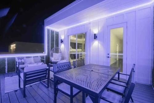 Nashville Casa | Luxury four-story Home, Rooftop Deck with views, PingPong! Sleeps 12!