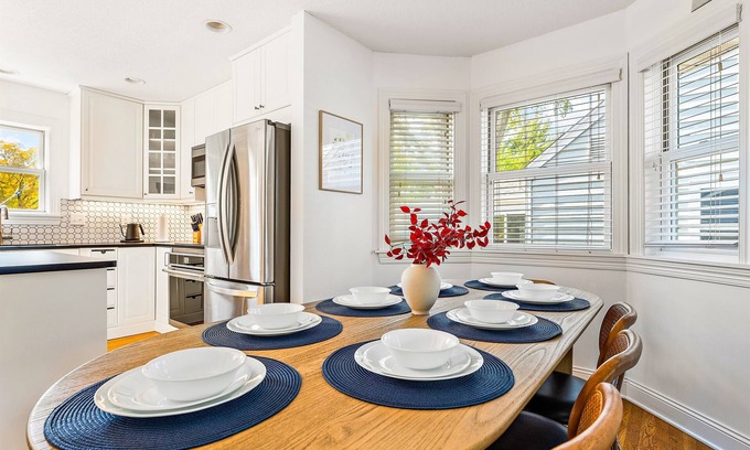 Nokomis Casa | Luxury & fun getaway, sleeps10 near MOA Parks Lake