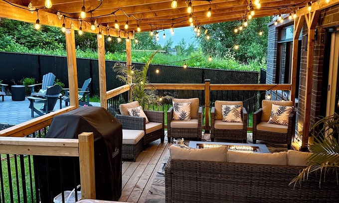 Downtown Gatineau Casa | Luxury Gatineau Home 11km to DT Ottawa: Hot Tub, BBQ & Fire Pit