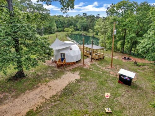Coldspring Otro | Luxury Geo Dome with Hot Tub Perfect for a Glamping Getaway near Houston, Texas