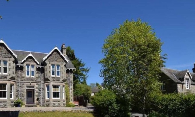 Pitlochry Casa | Luxury Getaway in Pitlochry – 6 Bedrooms, 5 Baths, Hot Tub & Scenic Views
