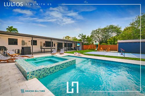 Miami Gardens Casa | Luxury Getaway with Retreat Heated pool and Jacuzzi L31