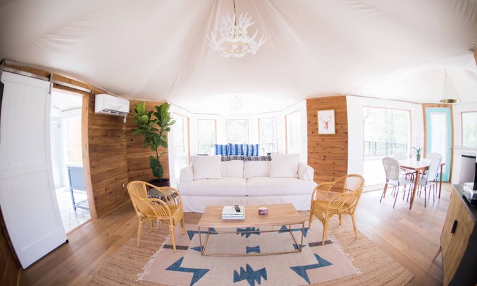 Fentress Casa | Glamping de lujo en más de 100 acres en el río San Marcos en Wahwahtaysee Resort