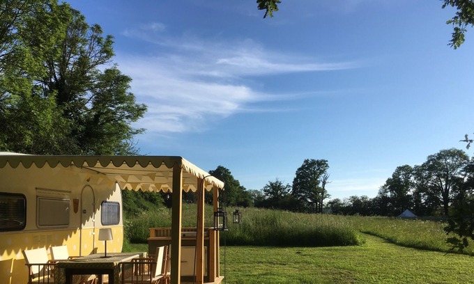 Auzances Cabina | Glamping de lujo (caravana vintage y tiendas de campaña) en el corazón de la Francia rural