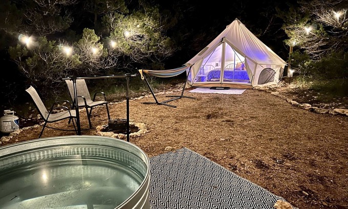 Canyon Lake Alquiler De RV | Luxury glamping with hot tub and pool in Canyon Lake