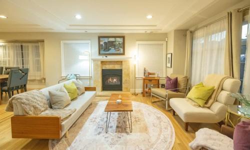 Glenview Casa | Luxury Glenview Retreat with Stunning Amenities