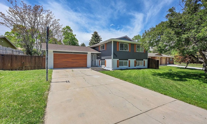 Applewood West Casa | Luxury Golden Retreat w Spa + Game Room w video games and pool table, Sleeps 15