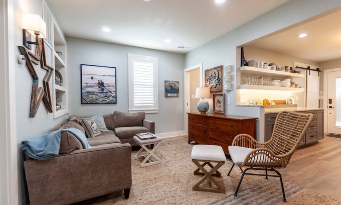 Historic District Apartamento | Luxury Gourmet Kitchen with Backyard and Parking at 1st floor Eastport Apartment