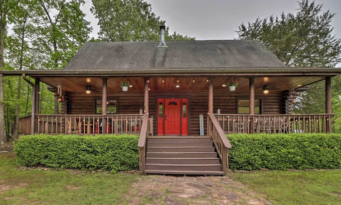 Higden Cabina | Luxury Greers Ferry Cabin w/ Large Deck & Fire Pit