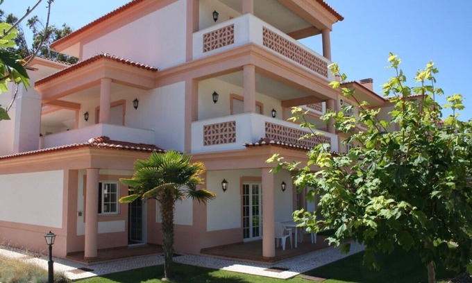 Praia del Rei Apartamento | Lujo apartamento en planta baja w / jardín en Praia del Rey Sólo a partir de € 600 a la semana