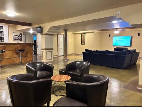 Croom Casa | Luxury Guest suite with movie theater, Lounge and Gameroom