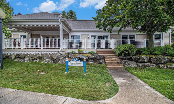 Manistee Casa | Luxury Harbor House- Pet-Friendly, Hot Tub!
