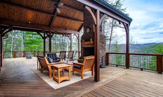 Gatlinburg - Pigeon Forge Casa | Luxury Hickory Homestead 4 Bedroom Home by RedAwning