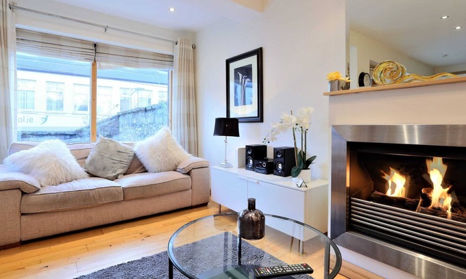 Grand Canal Dock Casa | Luxury Hideaway Mews, in the Heart of Dublin
