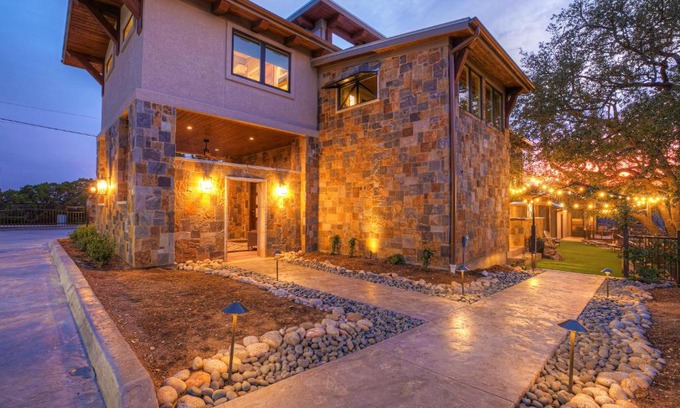 New Braunfels Casa | Luxury Hill Country Villa with Pool-Hot tub-Views