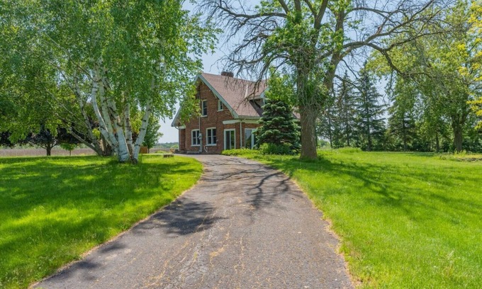 Belleville Apartamento | Luxury Hillside Farmhouse on The Bay of Quinte