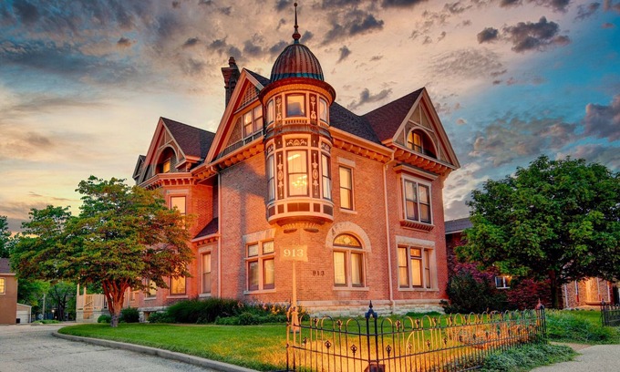 Springfield Casa | Luxury Historic Escape | Whole House Sleeps 18 | Walkable Location