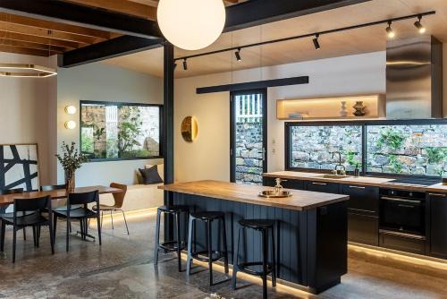 Spring Hill Casa | Luxury Historic Landmark Holdgates Cottage