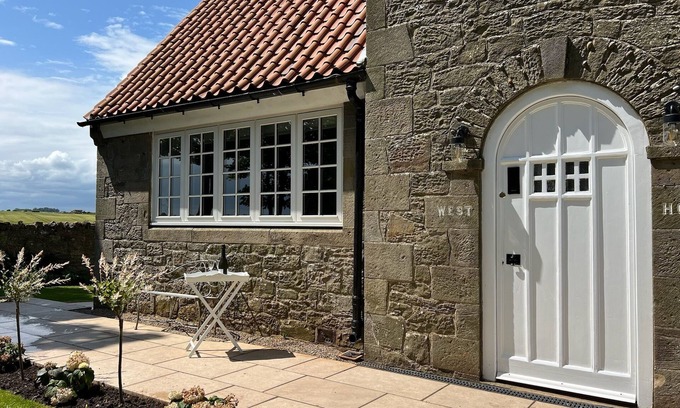 Seahouses Casa | Luxury Holiday Cottage Sleeps 8, near the beach between Bamburgh and Seahouses