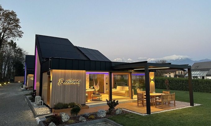 Sencur Casa | Luxury Holiday Home with Terrace Hot tub and Sauna