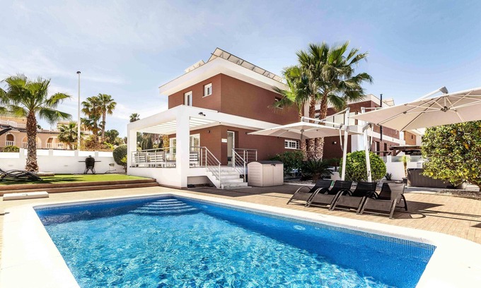 Puerto Marino Villa | Villa vacacional lujosa: 16p, piscina, Jacuzzi, A/C, playa,tiendas,aeropuerto