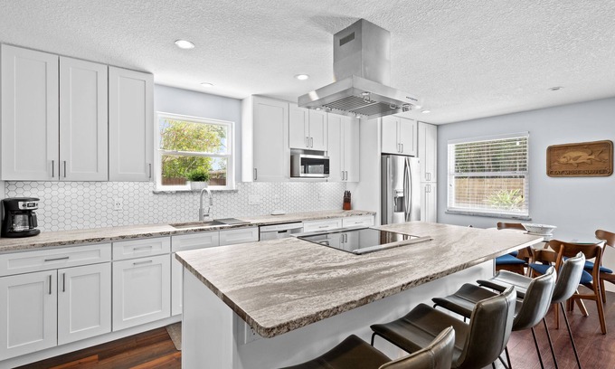 Isle of Palms Casa | Luxury Home 2 miles from Mayo