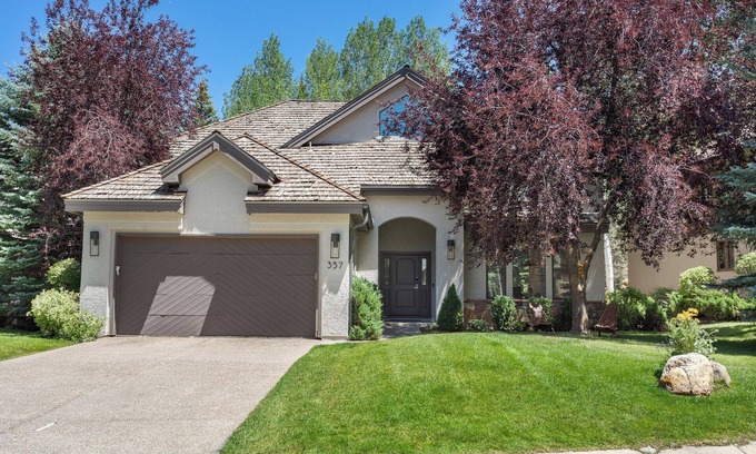 Edwards Casa | Luxury Home 300 Meters from Arrow Bahn Lift, 6-Bedrooms with 4 Kings + Game Room