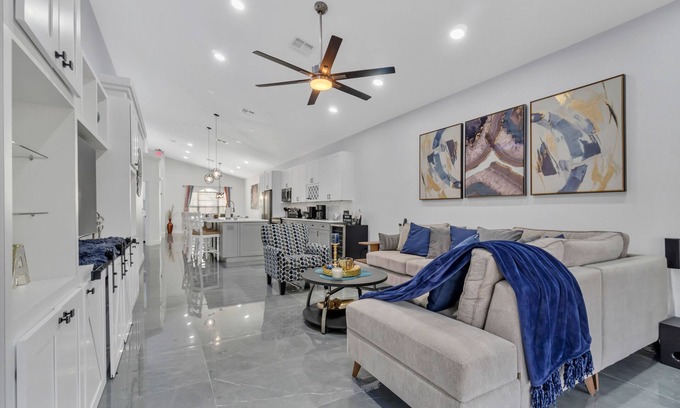 Davenport Casa | LUXURY HOME!! 4BEDS/3B. PRIVATE POOL!