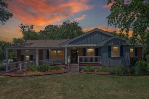 Coliseum Central Casa | LUXURY HOME 5 BR 3 BA Near Beaches and Venues