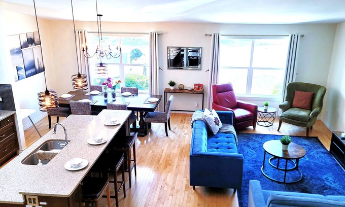 Northwest Calgary Casa | Luxury Home, 5BR, 2King, HotTub, Movie Theater, Game Room, Play Room and More