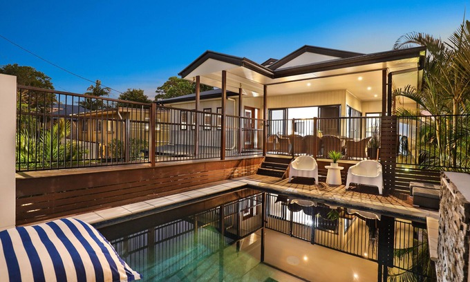 Alexandra Headland Casa | Luxury Home in Alexandra Headland Walk to the Beach Heated Pool 16 guests Pets ✅