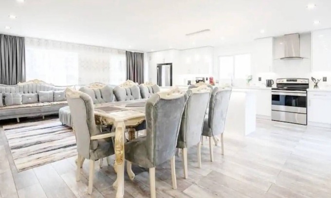 St. Catharines Casa | Luxury Home by the Lake [5 Bedrooms & 2 Baths]