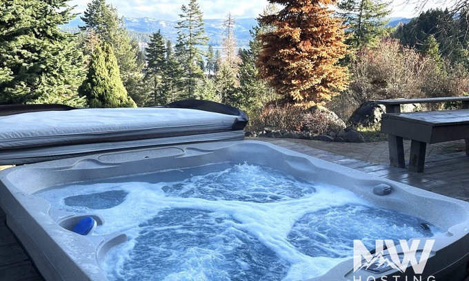 Coeur d'Alene Casa | Luxury Home—Fireplaces, Hot Tub, Fire Pit, Soaking Tub & Stunning Views for Ultimate Relaxation!