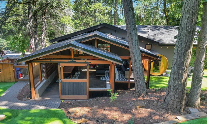 Friendly Casa | Luxury Family Home: Game room, sauna, covered patio and huge yard.