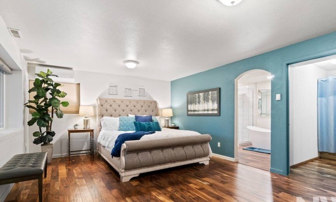 Hayden View Estates Casa | Luxury Home—Hot Tub, Fire Table, Office, Stunning Lake Views, 15 Miles to Silverwood, 2 to Beach!