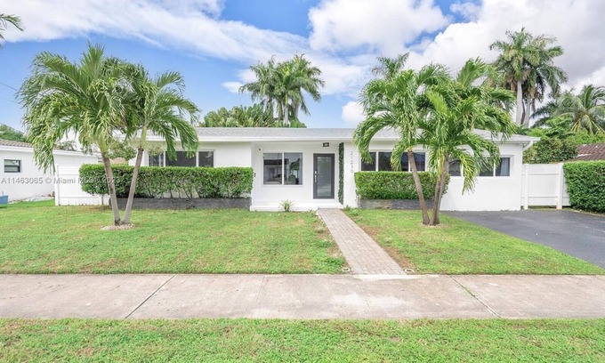 Highland Lakes Casa | Luxury home in a gated community near Aventura Mall