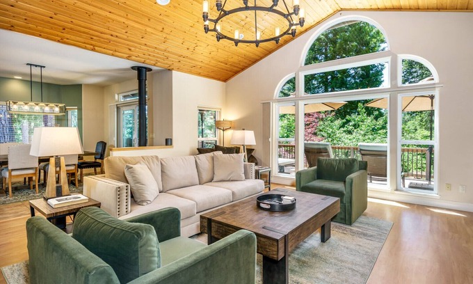 Glencoe Casa | Luxury Home In Arnold With Tons of Privacy & Space