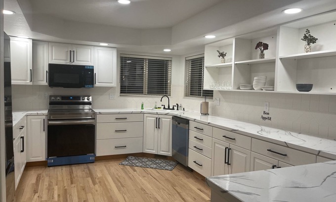 Greeley Casa | Luxury Home in Greeley - Huge Space -410O sq ft- 4 Bedr 4 bath