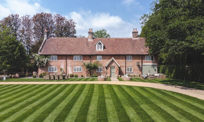 New Forest District Casa | Luxury home in the New Forest featuring a year-round heated swimming pool.